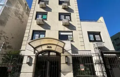Apartamento de três quartos, suíte, churrasqueira e duas vagas de garagem (box duplo) no bairro auxiliadora em porto alegre.