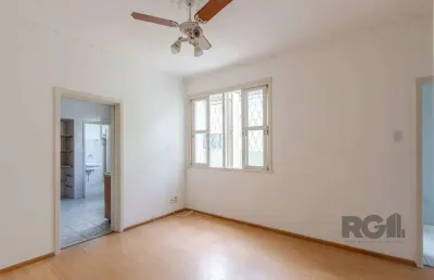 Apartamento de dois quartos e dois banheiros no bairro rio branco em porto alegre.