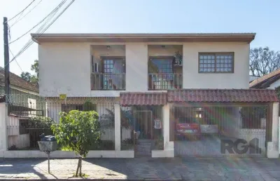 Casa de alvenaria, 3 quartos, 1 suíte, 4 banheiros e 5 vagas de garagem.