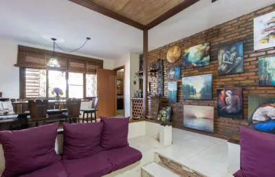 Casa de alvenaria, possui 3 dormitórios, uma suíte, hall de entrada, lavabo,  living com lareira, cozinha ampla com armários, área gourmet com churrasqueira, corredor, pátio e 4 vagas de garagem, uma 