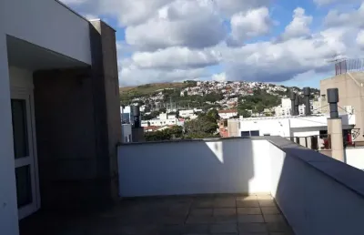 Cobertura com 137m², no bairro cristal, de 2 dormitórios, sento uma suíte, ampla sacada, churrasqueira, vista panorâmica, vaga coberta.