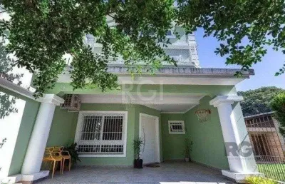 Casa com 03 dormitórios, 01 suíte, pátio, terraço com churrasqueira e vaga de garagem para 03 carros no bairro ipanema