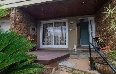 Casa - 3 dorms. - 3 vagas - 290 m² - três figueiras