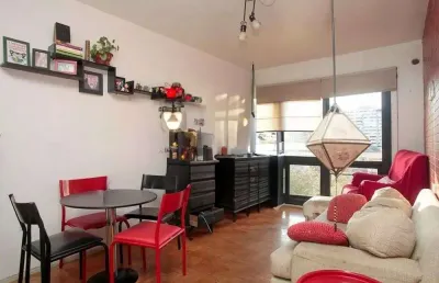 Apartamento semi mobiliado com 2 dormitórios na sofia veloso.