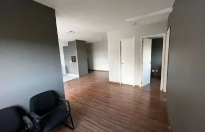 Apartamento de 3 dormitórios transformado em 2, 1 suíte e living com churrasqueira.