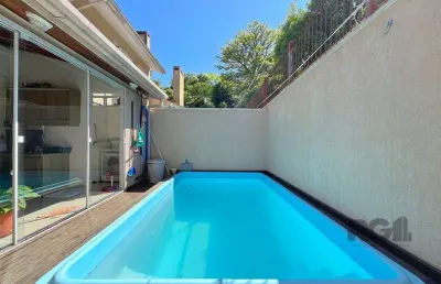 Casa com 134m², 3 dormitórios, sendo 1 suíte, 2 vagas em condomínio fechado