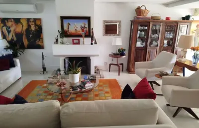 Venda casa em condomínio semi-novo com 330 metros quadrados privativos, 3 suítes, sendo 2 imensas e uma delas com lareira, lavabo, churrasqueira, terraço, piscina