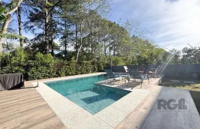 Casa em condomínio com pátio, piscina, 3 suítes e 2 vagas