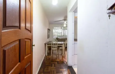 Apartamento térreo com pátio privativo no coração do menino deus, 2 dormitórios.