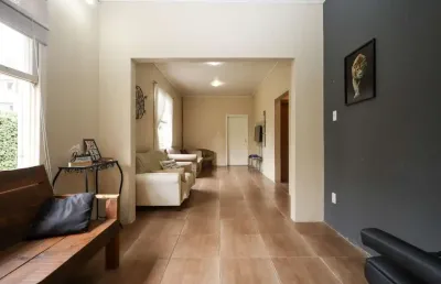 Casa semimobiliada com 188 m² de área privativa com 3 dormitórios sendo 1 suíte e 4 vagas de garagem.