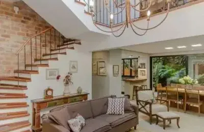 Casa de condomínio com 3 dormitórios, 3 suítes, lavabo e duas vagas.