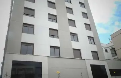 Apartamento desocupado com 2 quartos, sendo 1 suíte, 2 banheiros e garagem coberta escriturada.