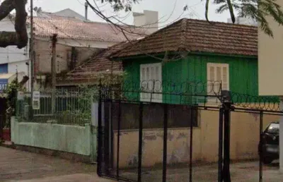 Vende-se casa de madeira, com dois dormitórios, banheiro, sala e cozinha. localização privilegiada no bairro jardim botânico. área do terreno com 6,6mx44m.