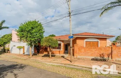 Casa com 3 quartos à venda na Rua Oiampi, 420, Guarujá, Porto Alegre