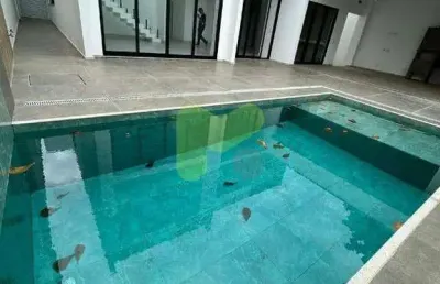 Casa alto padrão, com dois pavimentos em condomínio de alto padrão