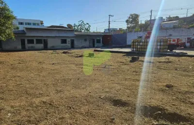 Área em imboassica, com edificação e infraestrutura.