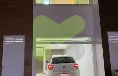 Casa triplex em condomínio a venda, 2 quartos sendo 1 suíte canadense, 2 vagas, glória - macaé/rj.