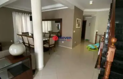 Casa sobreposta para venda com pisicna no bairro do embaré em santos!