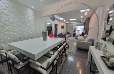 Apartamento com 4 dorms e 2 suítes na quadra da praia