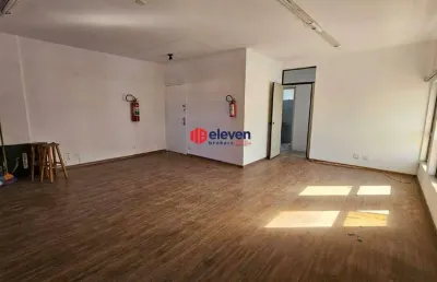 Conjunto comercial, 160m², bem localizado, 1 vaga na garagem.