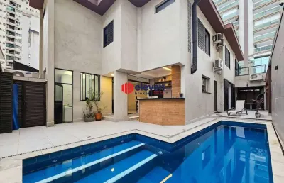 Exclusiva casa de alto padrão na pompéia, a 2 quadras da praia, com piscina e área gourmet – porteira fechada!