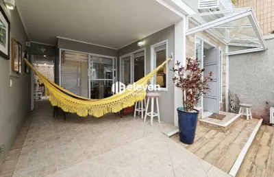 Sobrado reformado com acabamentos modernos e quintal privativo na ponta da praia – pronto para morar!