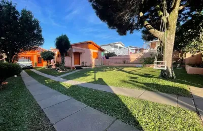 Casa com 03 dormitórios com amplo  pátio no bairro santa fé em caxias do sul