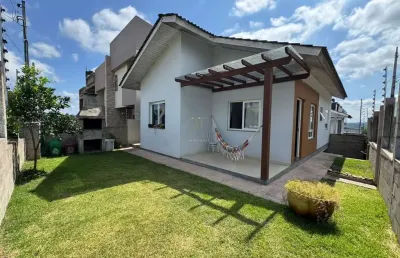 Casa com pátio e garagem fechada no bairro n. sra. das graças