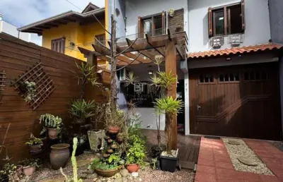 Sobrado 03 dormitórios com pátio no bairro vinhedos