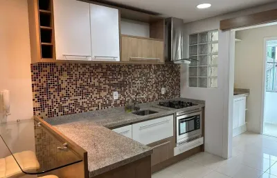 Apartamento  semimobiliado com 85 m² privativos com 2 vagas no bairro panazzolo