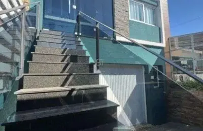 Casa com 03 dormitórios com 04 vagas de garagem no bairro esplanada em caxias do