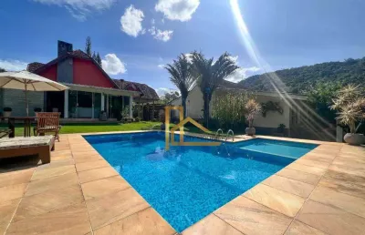 Casa com terreno totalmente plano de 1.296 m², 4 dormts. (2 suítes) e lazer privativo - 15 minutos do centro de teresópolis!