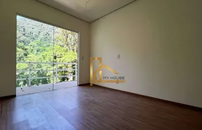 Casa nova com 4 suítes em meio a natureza na granja guarani em teresópolis-rj