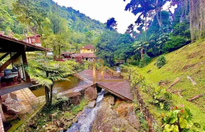 Casa com 4 dormitórios e terreno de 3165m² com piscina natural e casa de hospedes à venda, 300m² parque do ingá - teresópolis/rj