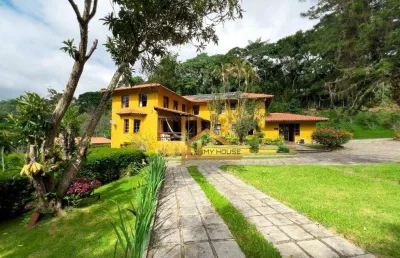 Sítio urbano com 4.000 m² de área  com 4 suítes e lazer completo à 15 minutos do centro de teresópolis