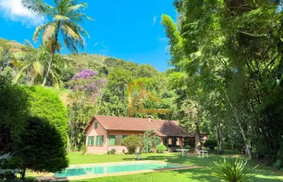 Casa linear com 6 quartos sendo 4 suítes e lazer privativo - apenas 15 minutos do centro de teresópolis!