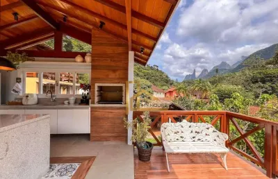 Casa com 5 quartos, vista para as montanhas e lazer privativo dentro de condomínio no comary