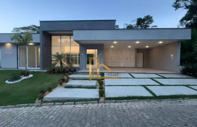 Casa linear com 4 suítes e lazer privativo em condomínio exclusivo
