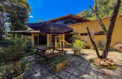 Casa linear com 3 suítes e área de lazer privativo - à 20 min. do centro de teresópolis