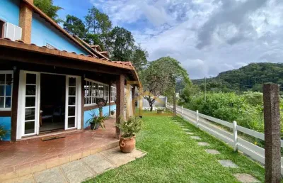 Casa com 5 dormitórios sendo 2 suítes à venda, 220 m² por r$ 990.000 - golfe - teresópolis/rj