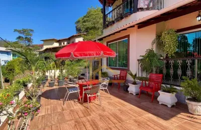 Aconchegante casa com 3 quartos em condomínio clube, com vista perene para a mulher de pedras em vargem grande teresópolis-rj.