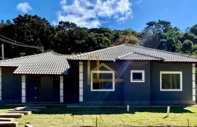 Casa linear com 3 quartos, suíte e quintal a venda em albuquerque - teresópolis-rj.