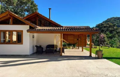 Casa linear com 4 quartos e lazer privativo dentro de condomínio de teresópolis
