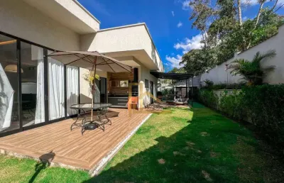 Casa linear com 3 suítes, terreno plano e área de lazer privativa no green valley - teresópolis