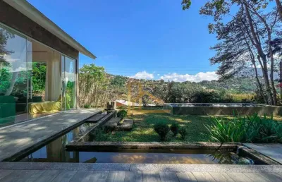 Casa linear com 3 quartos com terreno plano e lazer privativo.