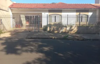 Casa de laje contendo 4  quartos/ suíte   bairro jardim américa.