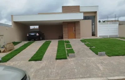 Alugo linda casa térrea com 3 dormitórios sendo 1 suíte