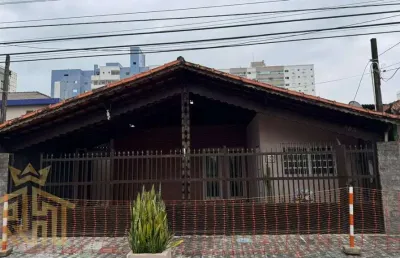 Casa isolada de  3 quartos (1 suíte) no bairro de guilhermina em praia grande - sp