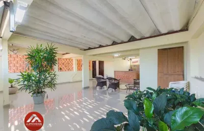 Casa no parque colonial. 3 quartos com 2 suítes, terração com churrasqueira