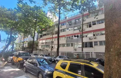 Triplex no leblon, 2 quartos com varanda. vaga e portaria. 30 metros da praia